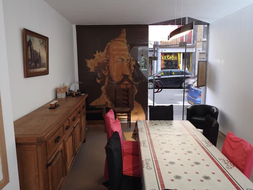 Les Voisins De Mr Sax Hotel Dinant Bagian luar foto