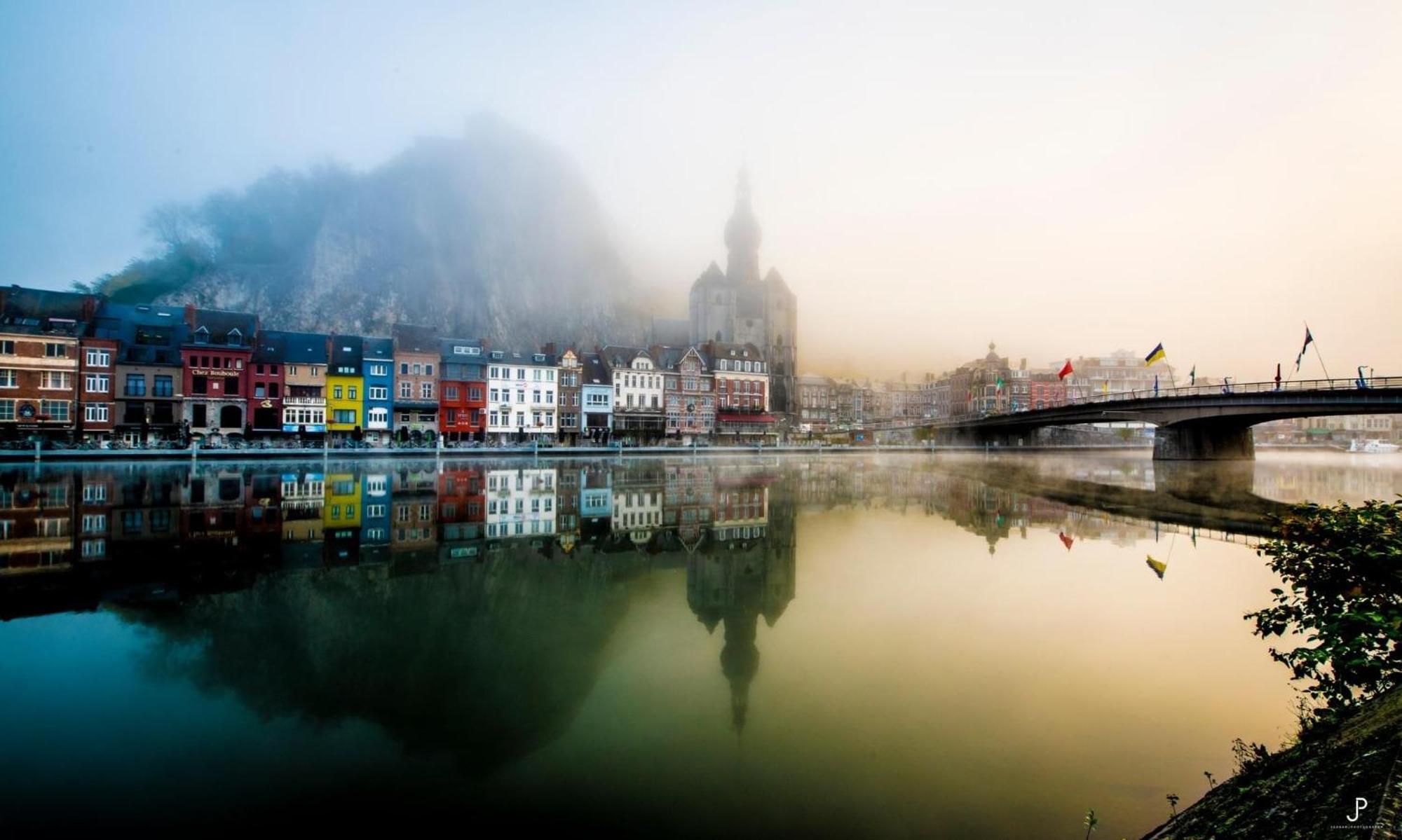 Les Voisins De Mr Sax Hotel Dinant Bagian luar foto