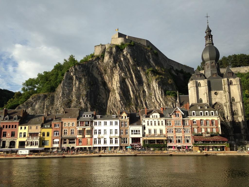 Les Voisins De Mr Sax Hotel Dinant Bagian luar foto