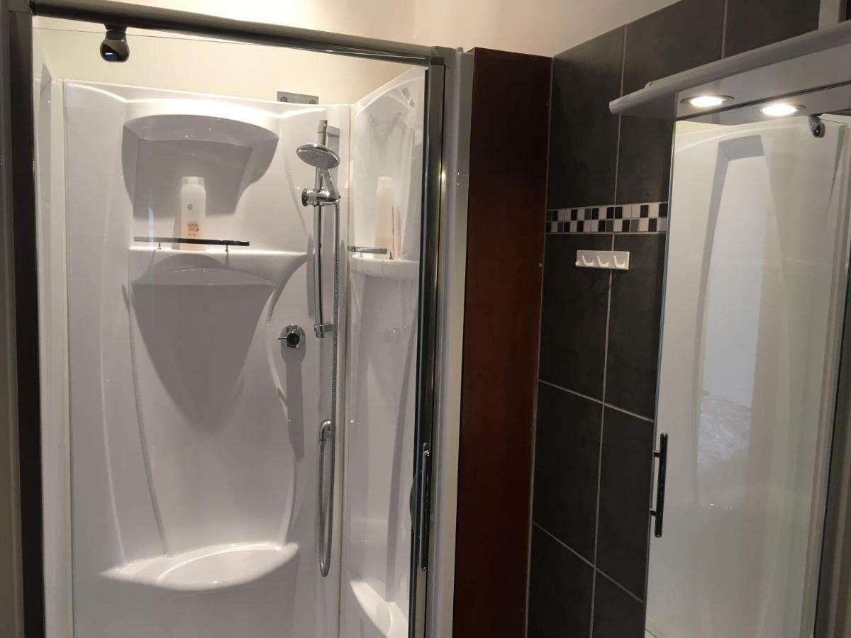 Les Voisins De Mr Sax Hotel Dinant Bagian luar foto